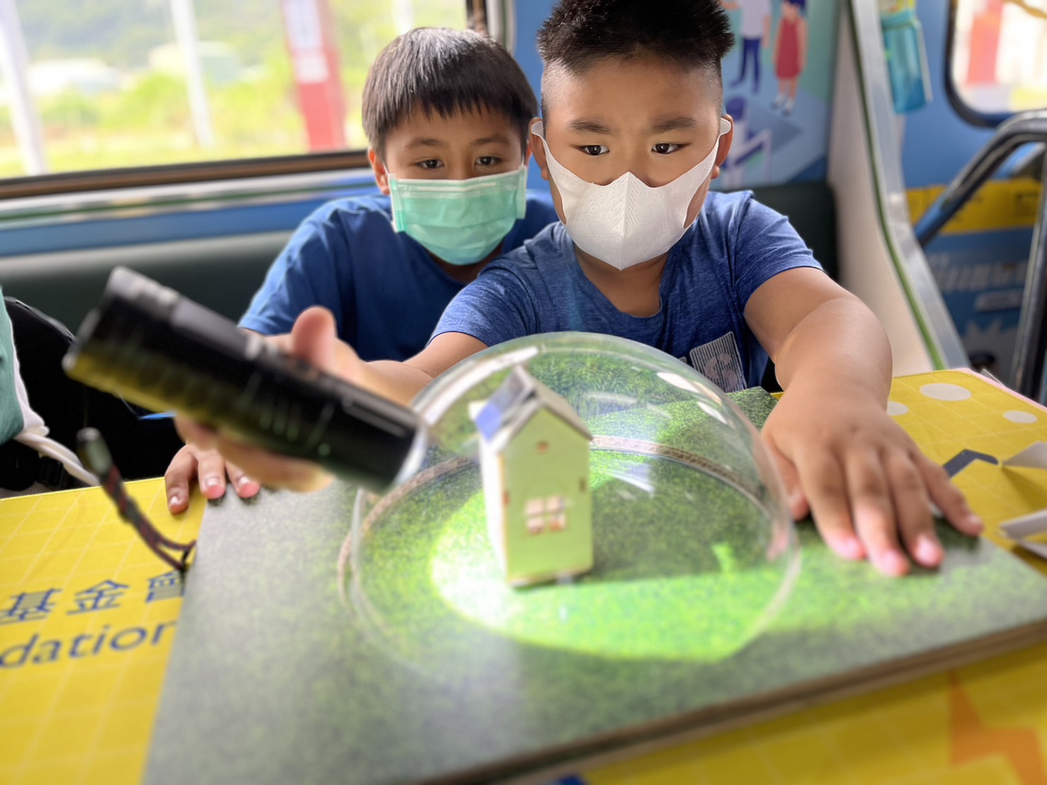 友達參與基礎科學主題車廂，以STEAM教學精神，設計「逐日科學家」、「太陽能工程師」以及「淨零建築師」三大能源科普課程和實驗