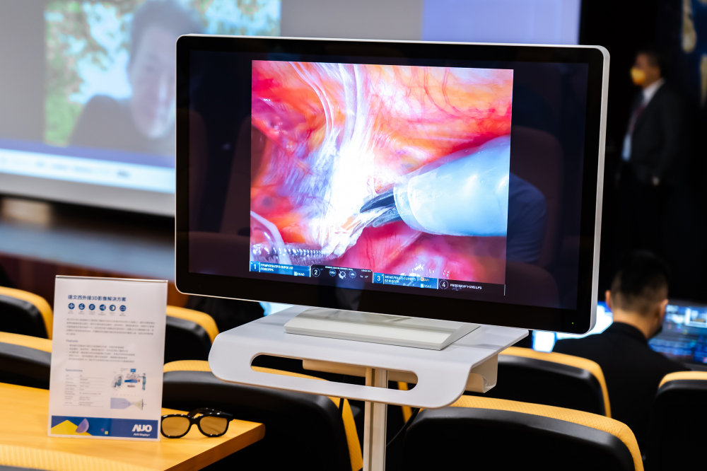 達擎於「國際大腸直腸外科論壇」中，成功導入達文西外接3D影像解決方案。透過達擎即時影像處理技術轉換為成1080p的高解析度畫質，將3D擬真畫面即時呈現於32吋4K 3D醫療顯示器