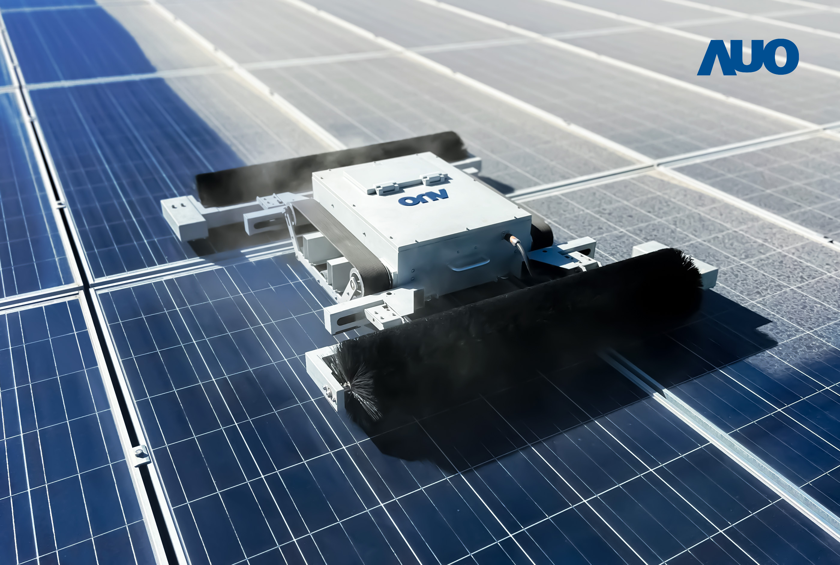 友達「太陽能模組清潔機器人SunCleanBots」，具輕量化、智慧化與高效率優勢，搭載全自動導航清潔模式，已應用於多個太陽能電廠場域，大幅提升太陽能模組使用壽命與效能並降低人力成本，獲台灣精品銀質獎